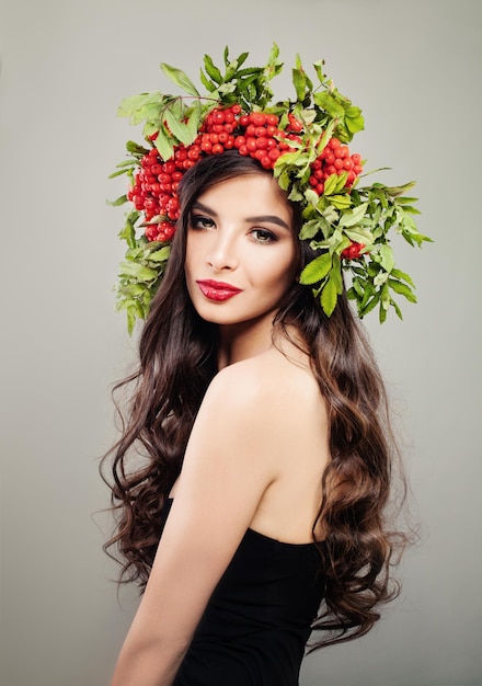 Modelo de moda de mujer linda con cabello oscuro y rizado. Belleza, tratamientos herbarios y cosmetología