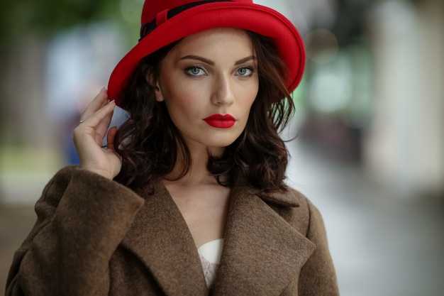 Modelo de moda mujer moda en sombrero rojo al aire libre closeup