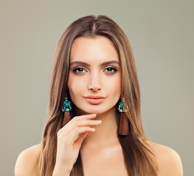 Modelo de moda de mujer perfecta con aretes de joyería