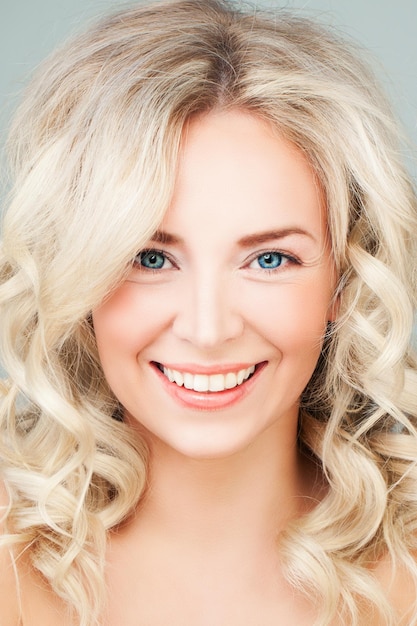 Modelo de moda de mujer sonriente con cabello rubio. Belleza Rubia