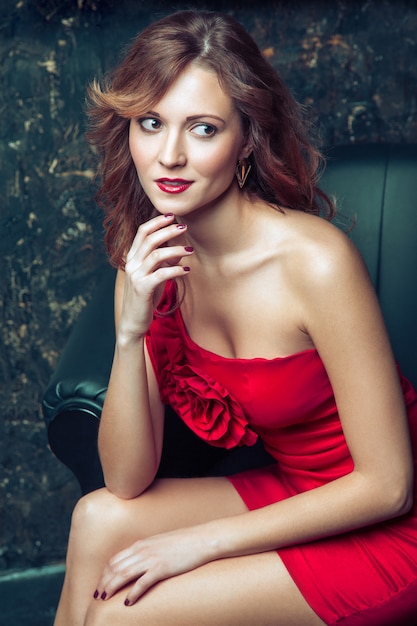 Modelo de moda posando en vestido rojo