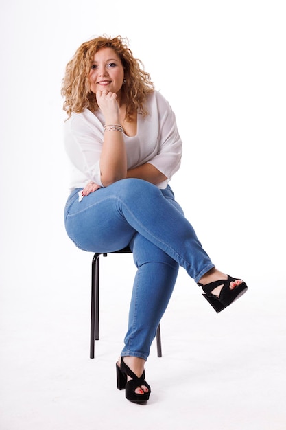 Foto modelo de moda de talla grande mujer gorda en ropa de mezclilla y camisa blanca sobre fondo blanco cuerpo femenino con sobrepeso