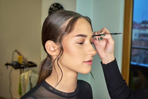 Foto la modelo de moda tiene maquillaje en el set