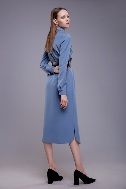 Modelo de moda en vestido azul hermosa mujer joven Foto de estudio Fondo gris
