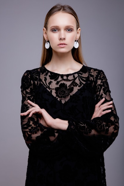 Modelo de moda en vestido de encaje negro hermosa mujer joven Foto de estudio Fondo gris