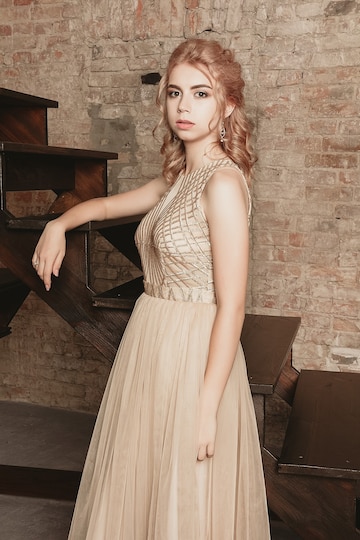 Modelo de moda en vestido de gasa que fluye color beige de lujo hermoso, mujer en vestido de noche largo de vuelo con un vestido, modelo de fantasía impresionante. tejido de seda Modelo de moda en vestido de gasa que fluye color beige de lujo hermoso, mujer en vestido de noche largo de vuelo con un vestido, modelo de fantasía impresionante. tejido de seda