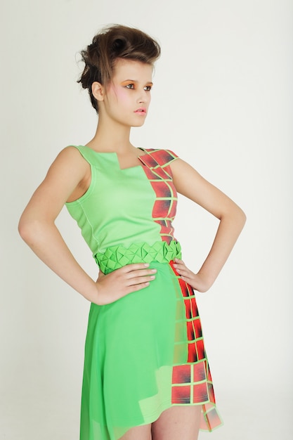 Modelo de moda en vestido verde brillante