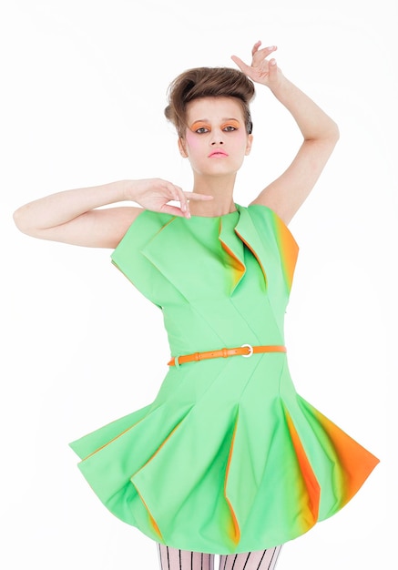 Modelo de moda en vestido verde brillante