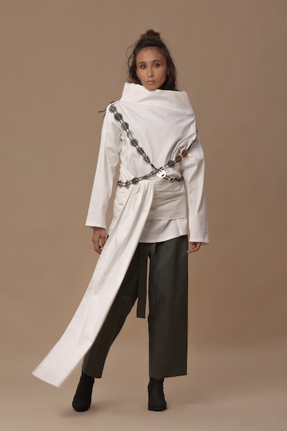 Modelo mongol posando com uma blusa de algodão branca e calças cáqui