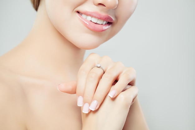 Modelo de mujer bonita mostrando el pulgar hacia arriba y sonriendo sobre un fondo blanco