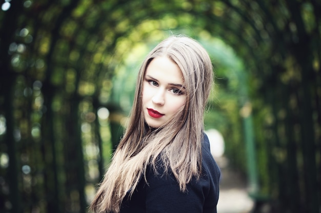 Modelo de mujer bonita sobre fondo verde al aire libre