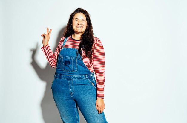 Modelo de mujer de talla grande posando en el estudio y divirtiéndose