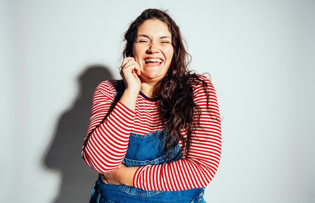 Modelo de mujer de talla grande posando en el estudio y divirtiéndose