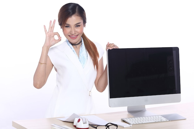 Modelo de mujer trabajadora de negocios en look ejecutivo, fondo blanco en iluminación de estudio