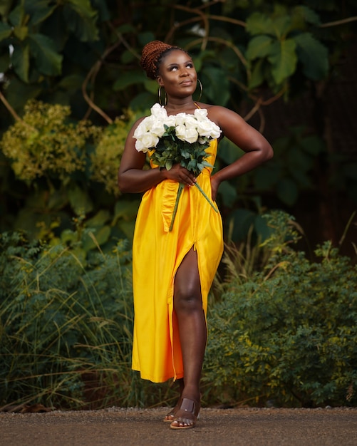 modelo mulher negra africana em vestido amarelo