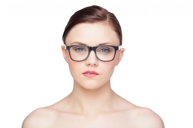 Modelo natural pensativo con gafas con clase