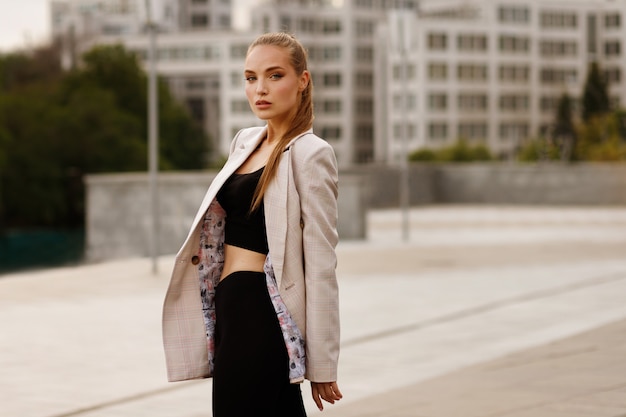 Modelo de niña en una elegante chaqueta ligera