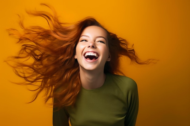 Modelo de niña entusiasta Retrato brillante Color vibrante Pose dinámica Diseño de sonrisa alegre