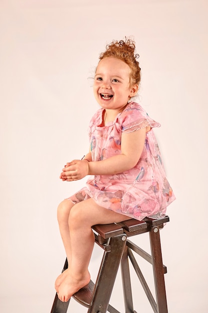 Modelo de niña de moda en vestido de rosa