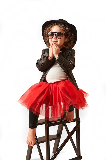 Modelo de niña con sombrero negro