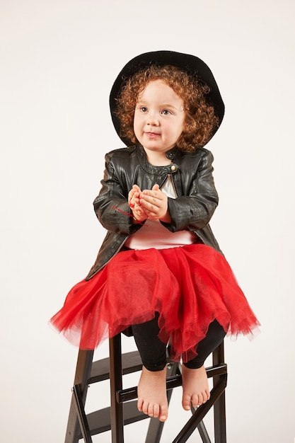 Foto modelo de niña con sombrero negro