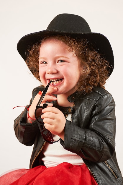 Modelo de niña con sombrero negro