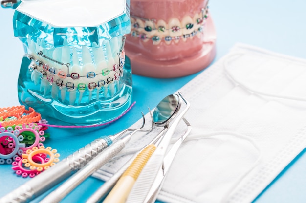 Modelo de ortodoncia y herramienta de dentista