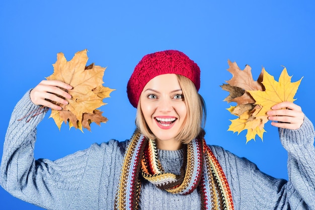Modelo de otoño mujer sonriente con hojas de arce mujer de humor otoñal con hojas de otoño hojas de arce amarillas