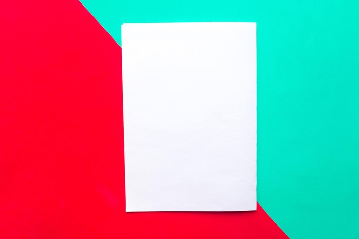 Foto modelo de papel blanco en blanco sobre fondo de papel geométrico verde y rojo concepto mínimo