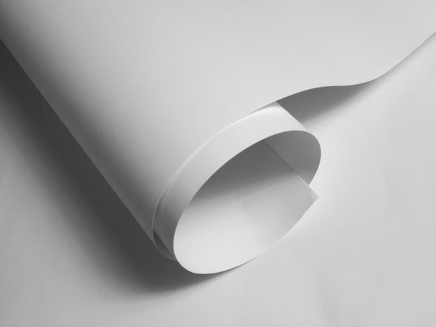 Modelo de papel de envoltura blanco en papel kraft marrón