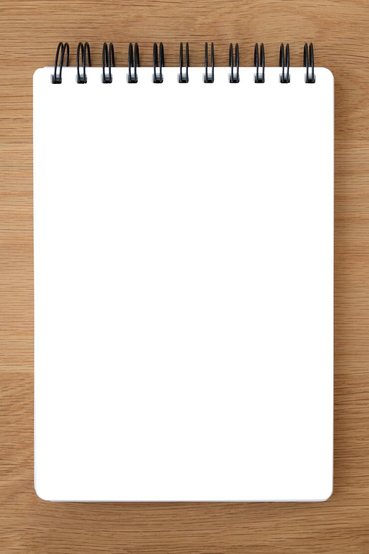 Foto modelo de papel de nota alineado en una mesa de madera