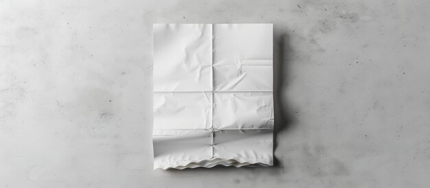 Modelo de periódico blanco vacío con primera página sobre un fondo gris