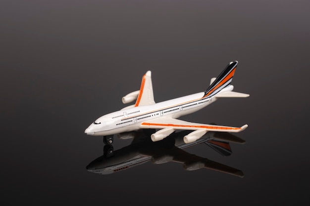 Modelo de plástico de un avión sobre un fondo negro