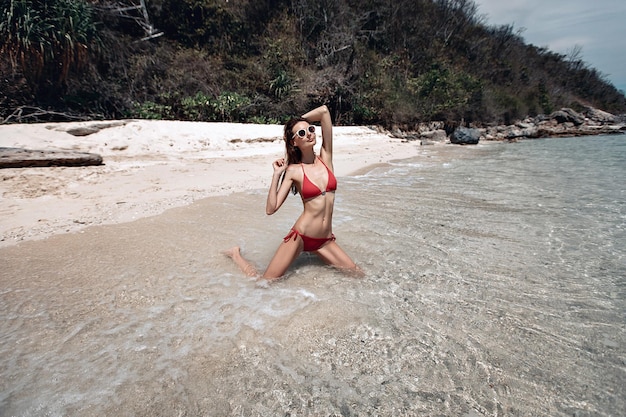 Modelo en la playa. Phuket. Tailandia