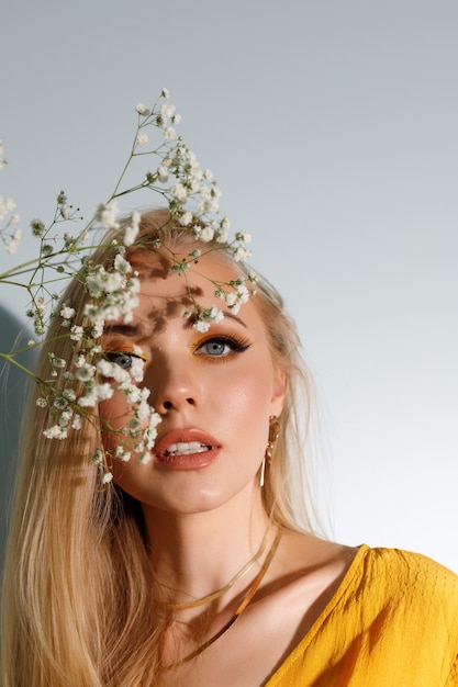 Modelo con primer plano de maquillaje de otoño brillante. barro para el otoño