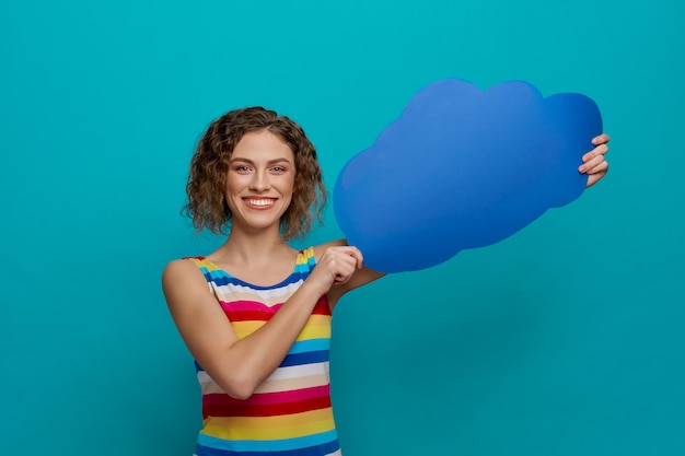 Modelo que sostiene el bocadillo de diálogo azul en forma de nube.