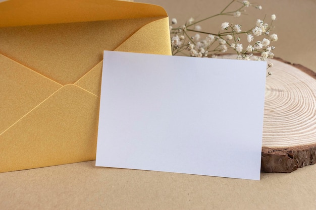 Modelo rústico de convite ou cartão de saudação com envelope dourado em branco papel branco