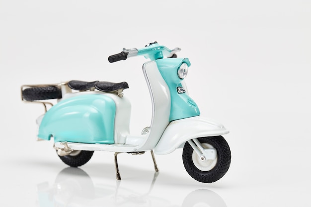 modelo de scooter en la mesa blanca