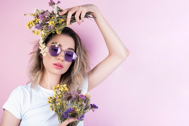 Foto modelo segurando buquês de flores