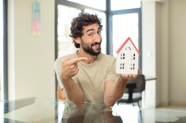 Foto modelo segurando um conceito de casa em casa