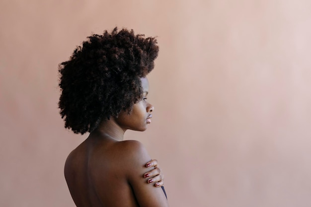 Modelo social linda mulher negra com cabelo afro
