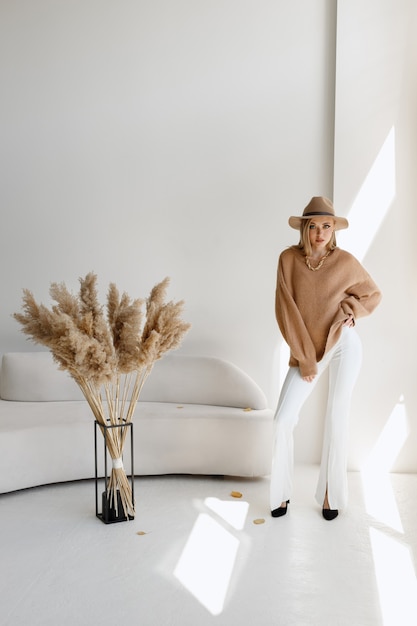 Foto un modelo con sombrero en una elegante imagen otoñal en el estudio. blogger