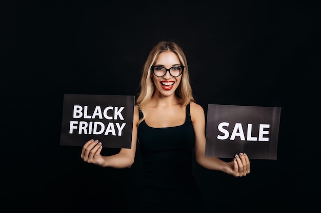 Modelo sorridente anunciando descontos insanos na Black Friday