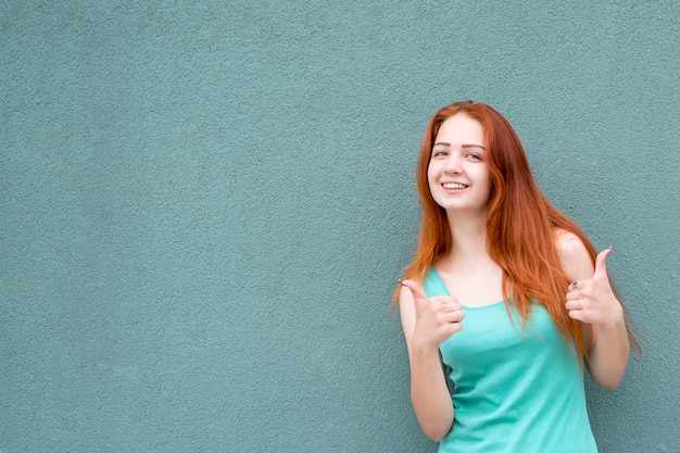 Modelo sorridente bem vestido