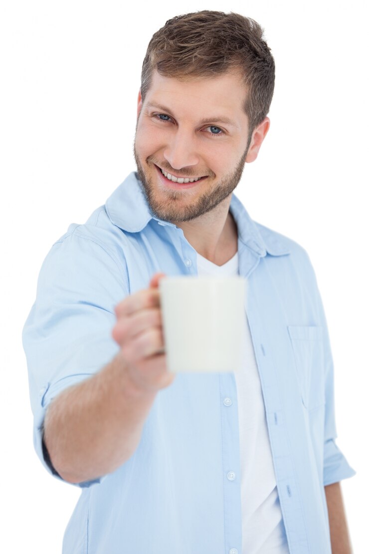 Foto modelo sorridente que oferece uma caneca