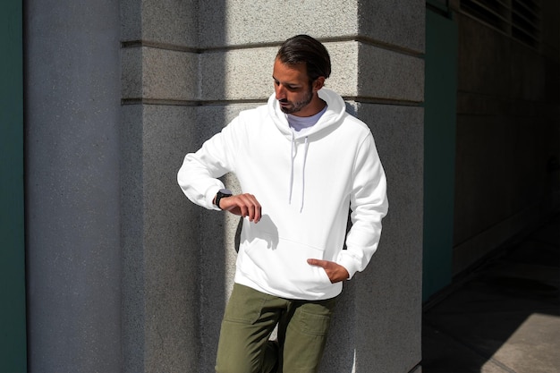 Modelo de sudadera png de hombre con pantalones verdes en la ciudad