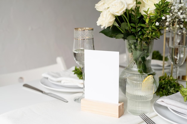 Foto modelo de tarjeta de espacio en blanco para el número de mesa o el menú decoración de mesa de boda