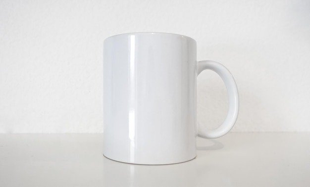 Modelo de taza de cerámica blanca para café o té, logotipo y marca