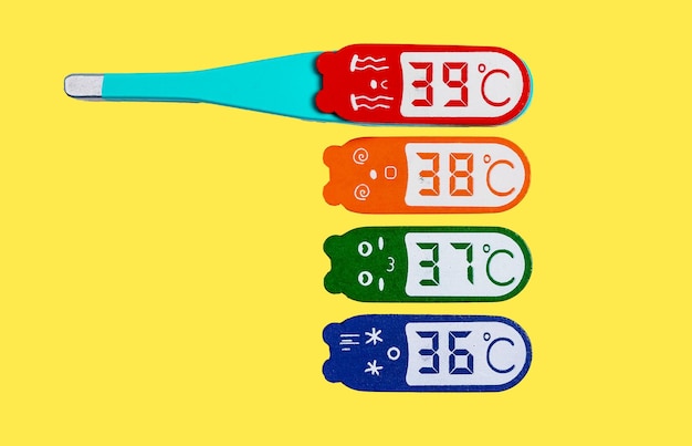 Modelo de termómetro que muestra la reducción de la fiebre y la temperatura que baja de un nivel alto de 39 a un nivel normal de 36 Recuperación de la atención médica del concepto de infección Juego para niños en el médico