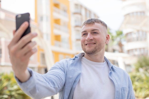 Foto modelo usando un teléfono inteligente